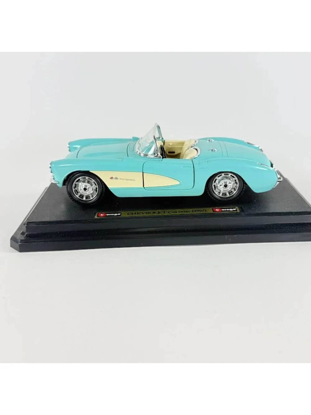 Burago Chevrolet Corvette 1957 1:18 Diecast Model Car Special Collection Mint Bo